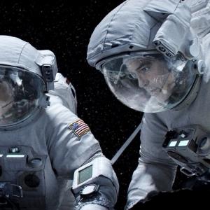 Still of Sandra Bullock and George Clooney in Gravitacija 2013