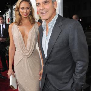 George Clooney and Stacy Keibler at event of Paveldetojai (2011)