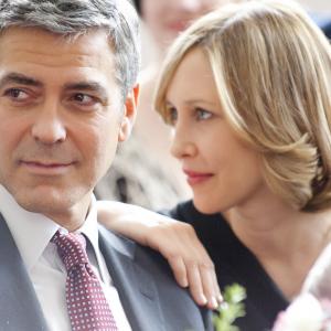 Still of George Clooney and Vera Farmiga in Viskas ore! 2009