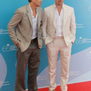 Brad Pitt and George Clooney at event of Perskaityk ir sudegink 2008
