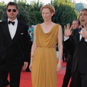 Brad Pitt, George Clooney and Tilda Swinton at event of Perskaityk ir sudegink (2008)