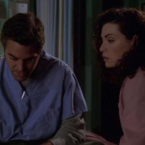 Still of George Clooney and Julianna Margulies in Ligonines priimamasis 1994