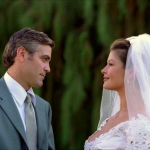 Still of George Clooney and Catherine ZetaJones in Nepakenciamas ziaurumas 2003