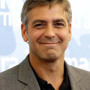 George Clooney at event of Nepakenciamas ziaurumas (2003)
