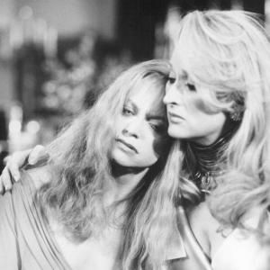 Still of Goldie Hawn and Meryl Streep in Death becomes her 1992