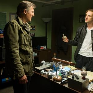 Still of Liam Neeson and Boyd Holbrook in Begte visa nakti (2015)