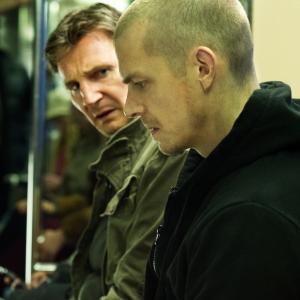 Still of Liam Neeson and Joel Kinnaman in Begte visa nakti 2015