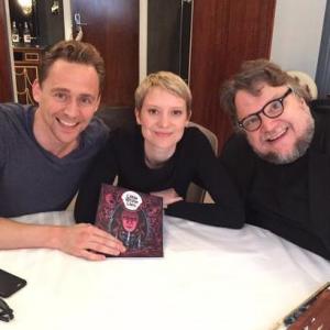 Guillermo del Toro Tom Hiddleston and Mia Wasikowska in Purpurine kalva 2015