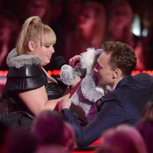 Tom Hiddleston and Rebel Wilson at event of 2013 MTV Movie Awards (2013)