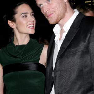 Jennifer Connelly and Paul Bettany at event of Kruvinas deimantas (2006)