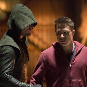 Still of Stephen Amell and Colton Haynes in Strele 2012