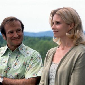 Still of Robin Williams and Monica Potter in Patch Adams (1998)
