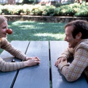 Still of Robin Williams and Monica Potter in Patch Adams 1998