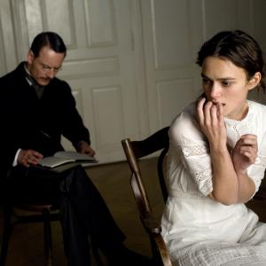 Still of Keira Knightley and Michael Fassbender in Pavojingas metodas 2011