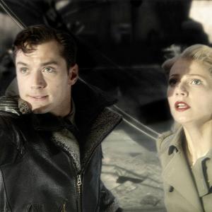 Still of Jude Law and Gwyneth Paltrow in Sky Captain and the World of Tomorrow 2004