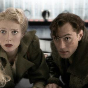 Still of Jude Law and Gwyneth Paltrow in Sky Captain and the World of Tomorrow (2004)