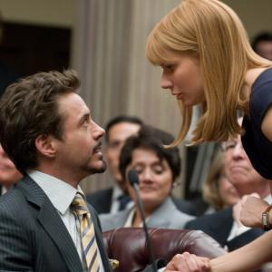 Still of Robert Downey Jr. and Gwyneth Paltrow in Gelezinis zmogus 2 (2010)