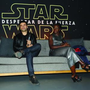 Oscar Isaac and Lupita Nyong'o at event of Zvaigzdziu karai: galia nubunda (2015)