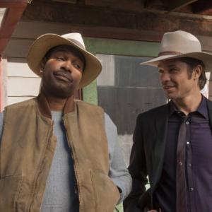 Still of Timothy Olyphant and Mykelti Williamson in Justified 2010