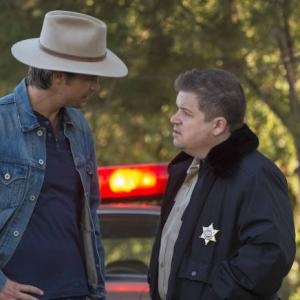 Still of Timothy Olyphant and Patton Oswalt in Justified 2010