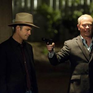 Still of Neal McDonough and Timothy Olyphant in Justified 2010