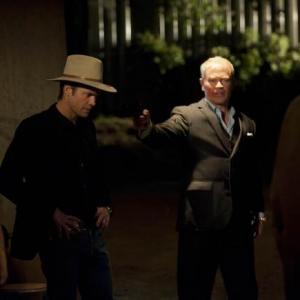 Still of Neal McDonough and Timothy Olyphant in Justified 2010
