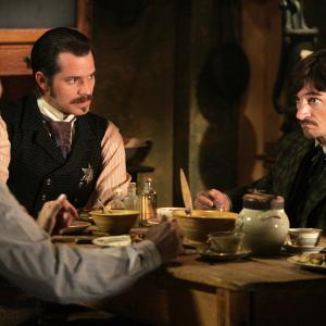 Still of John Hawkes and Timothy Olyphant in Deadwood 2004