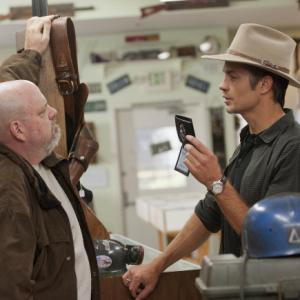 Still of Timothy Olyphant and Pruitt Taylor Vince in Justified 2010