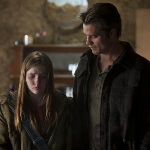 Still of Timothy Olyphant and Kaitlyn Dever in Justified (2010)