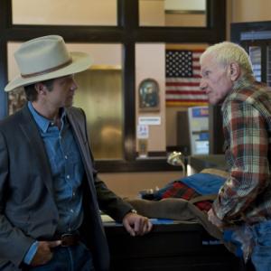 Still of Raymond J Barry and Timothy Olyphant in Justified 2010