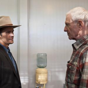 Still of Raymond J. Barry and Timothy Olyphant in Justified (2010)