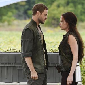 Still of Aaron Ashmore and Hannah Anderson in Killjoys 2015