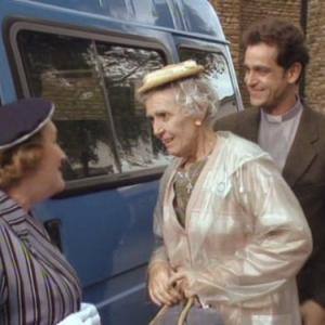 Still of Rita Davies, Jeremy Gittins and Patricia Routledge in Keeping Up Appearances (1990)