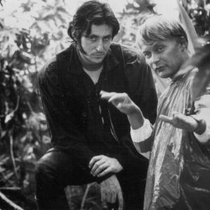 Still of Gabriel Byrne and Stian Smestad in Haakon Haakonsen (1990)