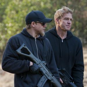 Still of Charlie Hunnam and Kenny Johnson in Sons of Anarchy (2008)