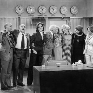 Edward Asner Valerie Harper Cloris Leachman Mary Tyler Moore Georgia Engel Ted Knight Gavin MacLeod and Betty White at event of Mary Tyler Moore 1970