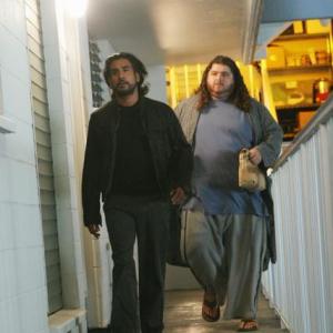 Still of Naveen Andrews and Jorge Garcia in Dinge 2004