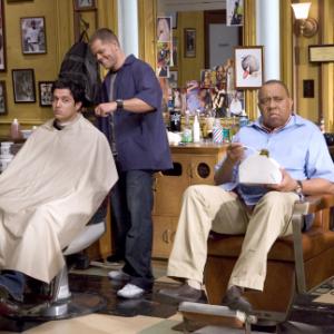 Still of Barry Shabaka Henley and Wes Chatham in Barbershop 2005