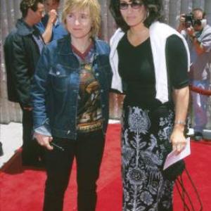 Julie Cypher and Melissa Etheridge at event of Zvaigzdziu karai epizodas I Pavojaus seselis 3D 1999