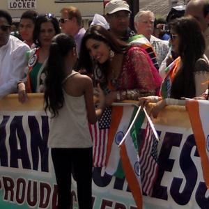 Chetna Goel taking autograph from bollywood actress Nitu Singh in India Day Parade 2014
