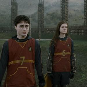 Still of Daniel Radcliffe and Bonnie Wright in Haris Poteris ir netikras princas (2009)