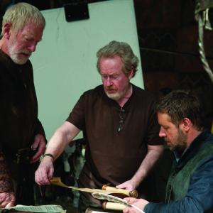 Still of Russell Crowe Ridley Scott and Max von Sydow in Robinas Hudas 2010
