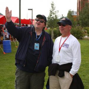 Michael Moore and Bingham Ray at event of Bowling for Columbine 2002