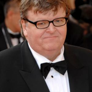 Michael Moore at event of Chacun son cineacutema ou Ce petit coup au coeur quand la lumiegravere seacuteteint et que le film commence 2007