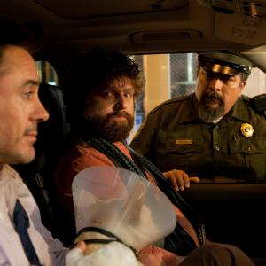 Still of Robert Downey Jr., Zach Galifianakis and Paul Renteria in Vingiuotas kelias namo (2010)