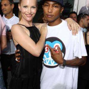 Leslie Mann and Pharrell Williams at event of Superbad (2007)