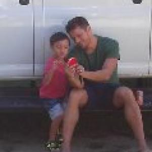 Quick snapshot of Ryan Phillippe and Aiden on the set of Secrets and Lies