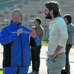 David Campbell giiving some instrucciones during a football training to Sergio Mur (Sócrates) in the film Shooting for Socrates