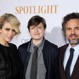 Sunrise Coigney, Mark Ruffalo and Keen Ruffalo at event of Sensacija (2015)