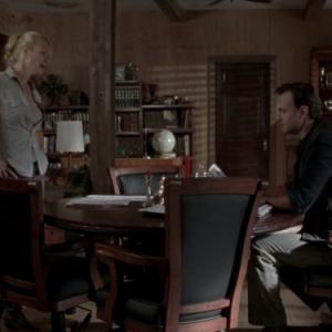 Still of Laurie Holden and David Morrissey in Vaikstantys numireliai (2010)